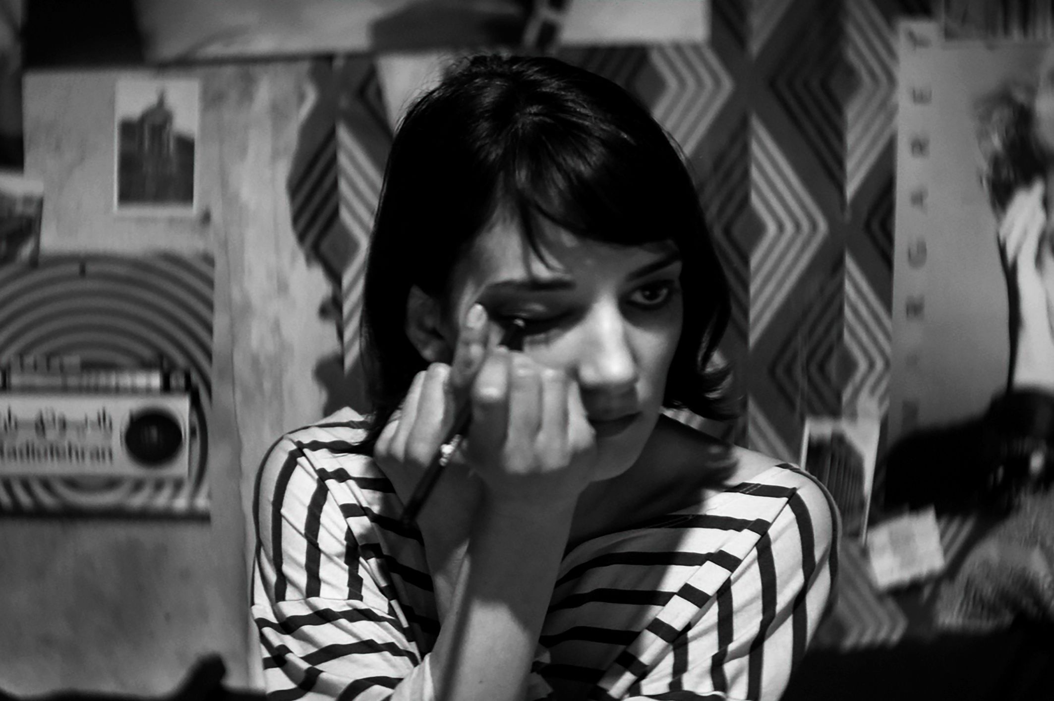 They at home last night. A girl walks Home Alone at Night, 2014. Девушка Возвращение фото. Девушка возвращается одна ночью домой (2014).